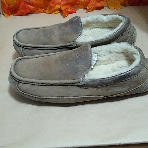 UGG slippers sz 9 - Picture 4 of 6
